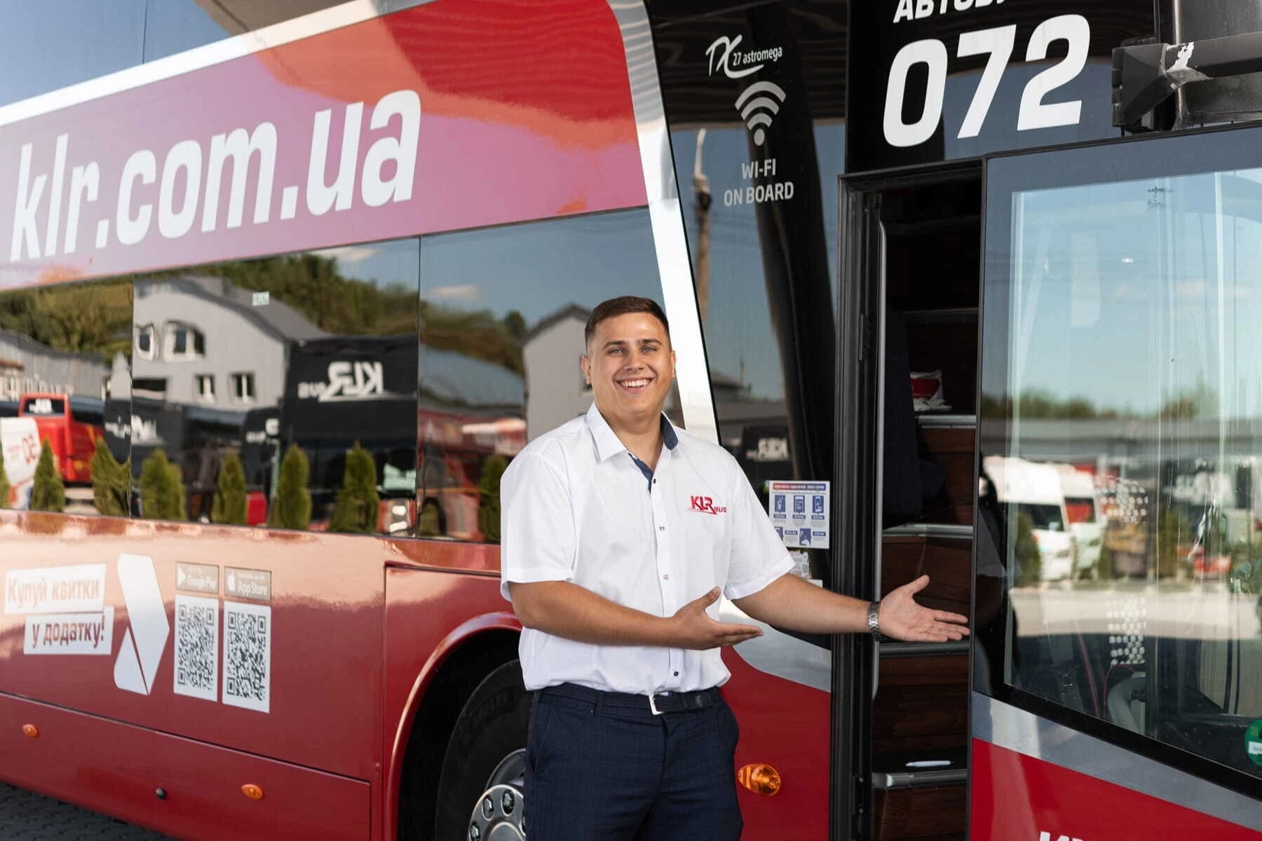 Водій KLR Bus біля автокара
