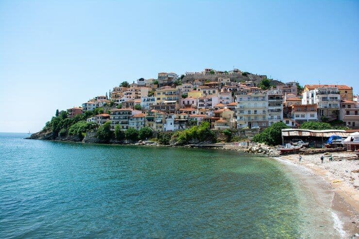 buildings-city-kavala-greece-surrounded-by-water_181624-28032.jpg