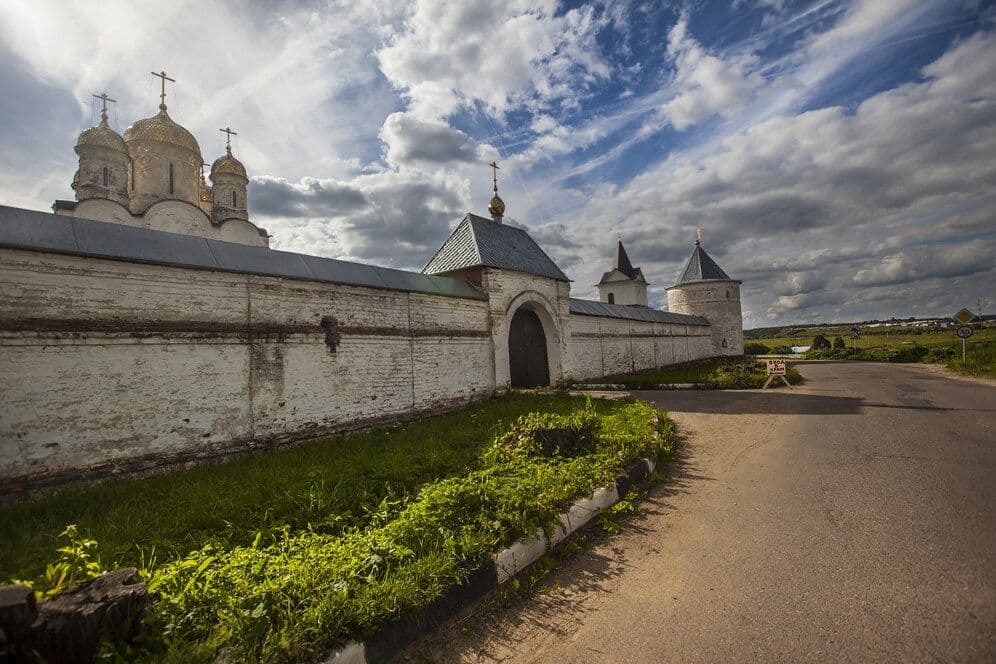 exterior-view-luzhetsky-monastery-st-ferapont-captured-mozhaisk-russia_181624-8071.jpg