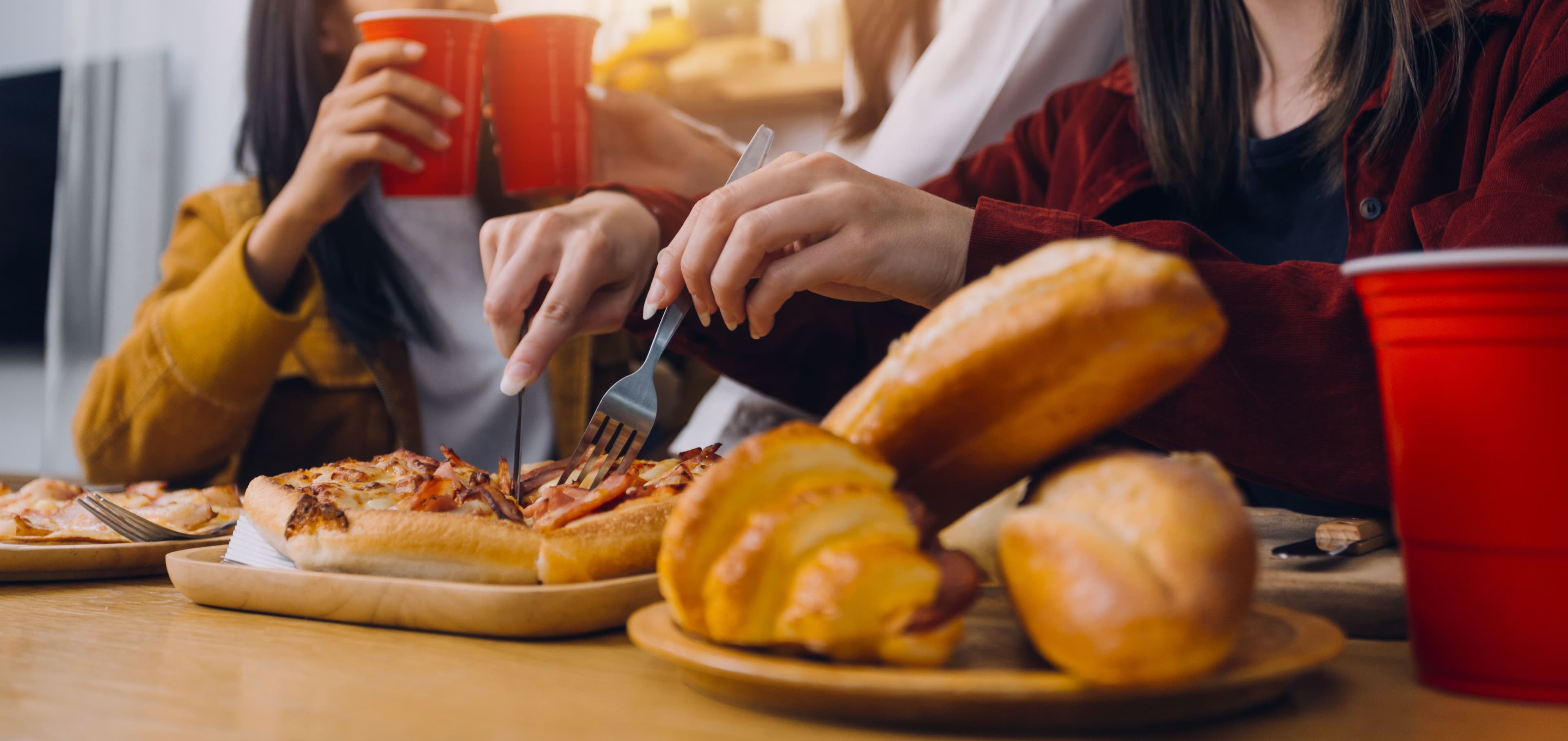 laughing_group_diverse_young_woman_hanging_out_home_together_eating_pizzaxalaughing_group_diverse_young_woman_hanging_out_home_together_eating_pizzaxaxa_9694d3c7a3.jpg