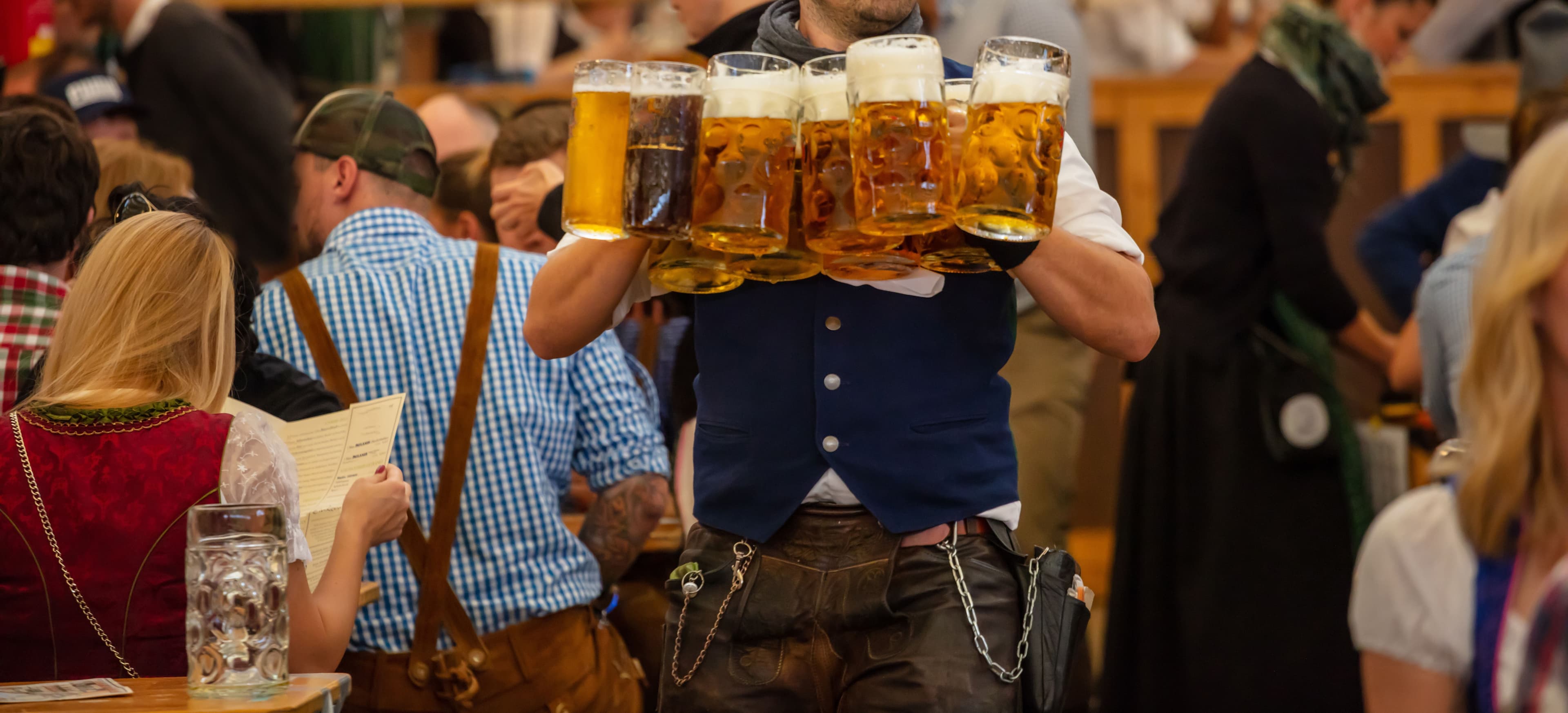 oktoberfest_munich_germany_waiter_serving_beers_closeup_view_3c089cffb2.jpg